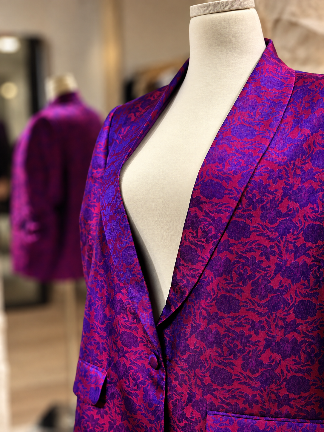 Floral dinner jacket front and pocket detail | Chi tiết thân trước và túi của áo khoác dự tiệc floral