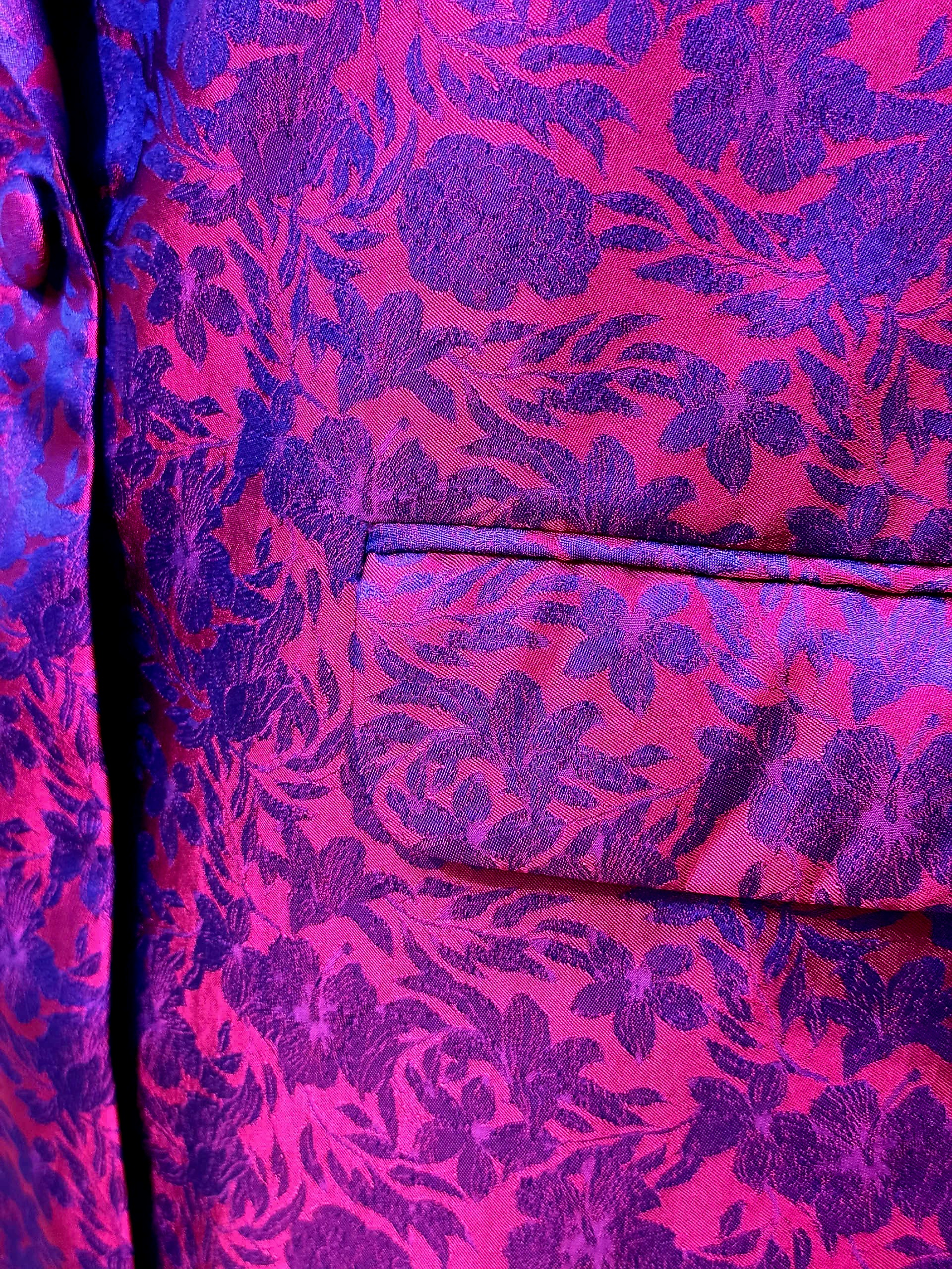 Magenta and violet floral dinner jacket jacquard texture and pocket seam | Chất liệu jacquard và đường may túi của áo khoác dự tiệc floral tông hồng tím