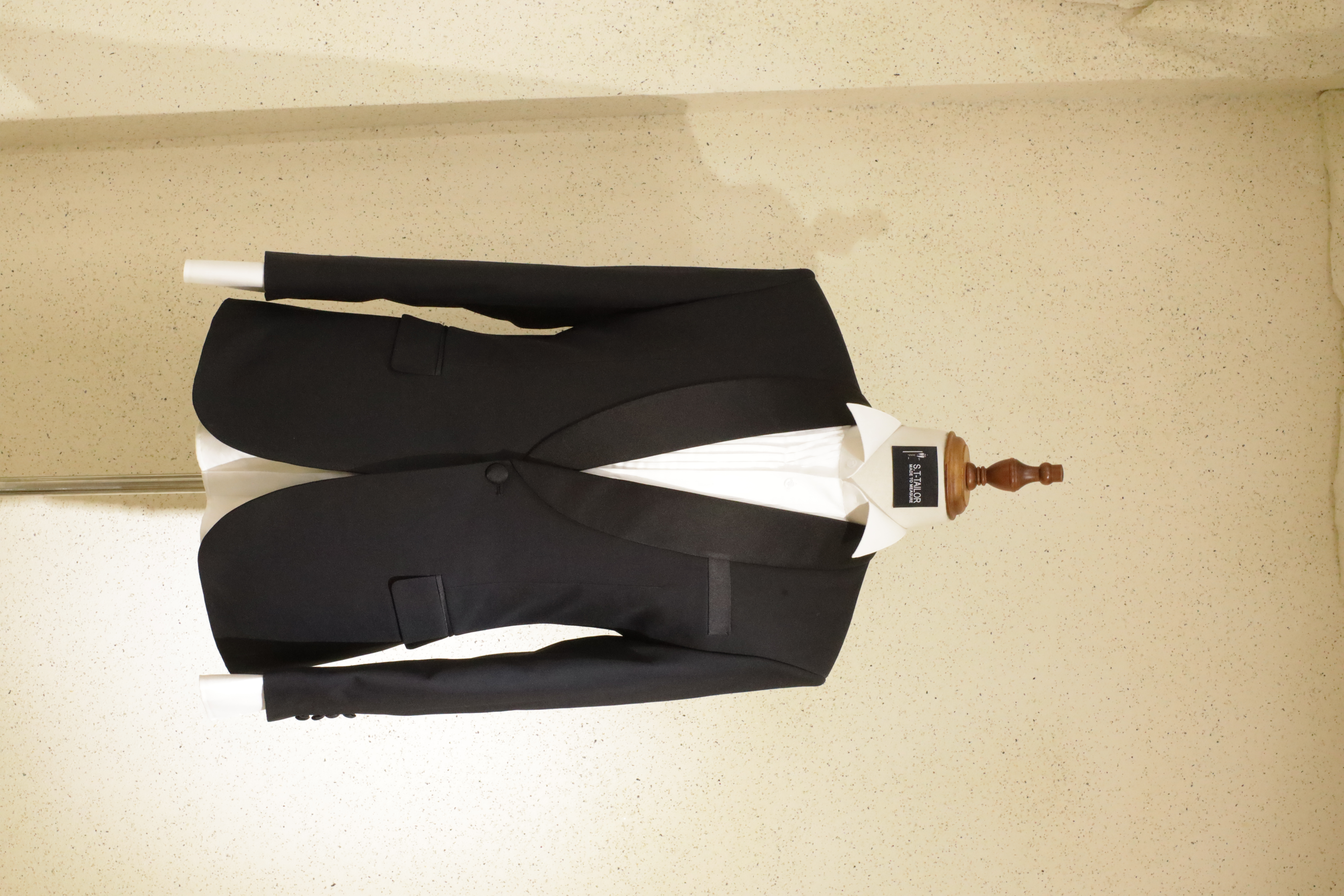 Black tuxedo, full length | Tuxedo đen, toàn thân