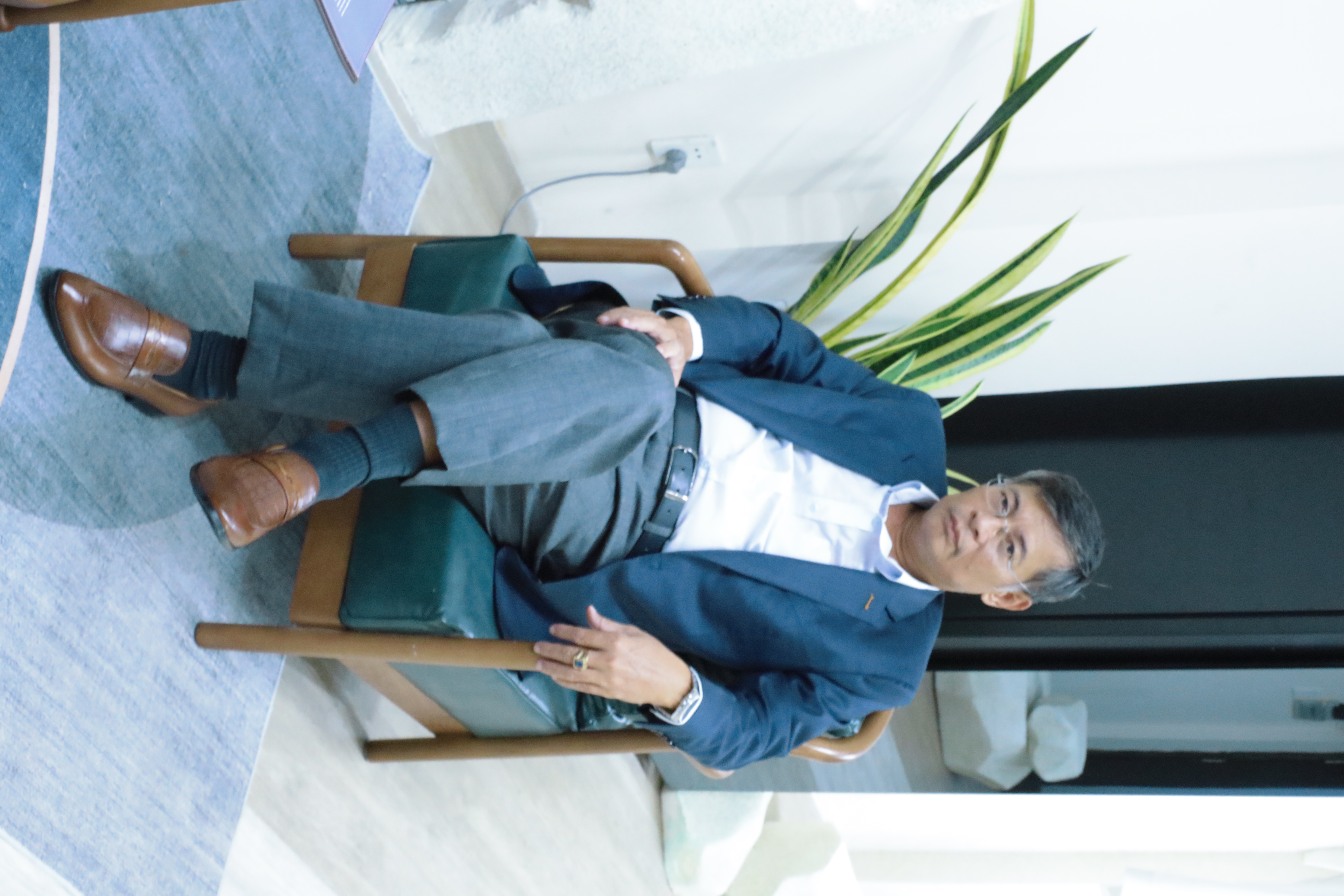 S.T Tailor owner in the atelier | Chủ tiệm S.T Tailor tại atelier