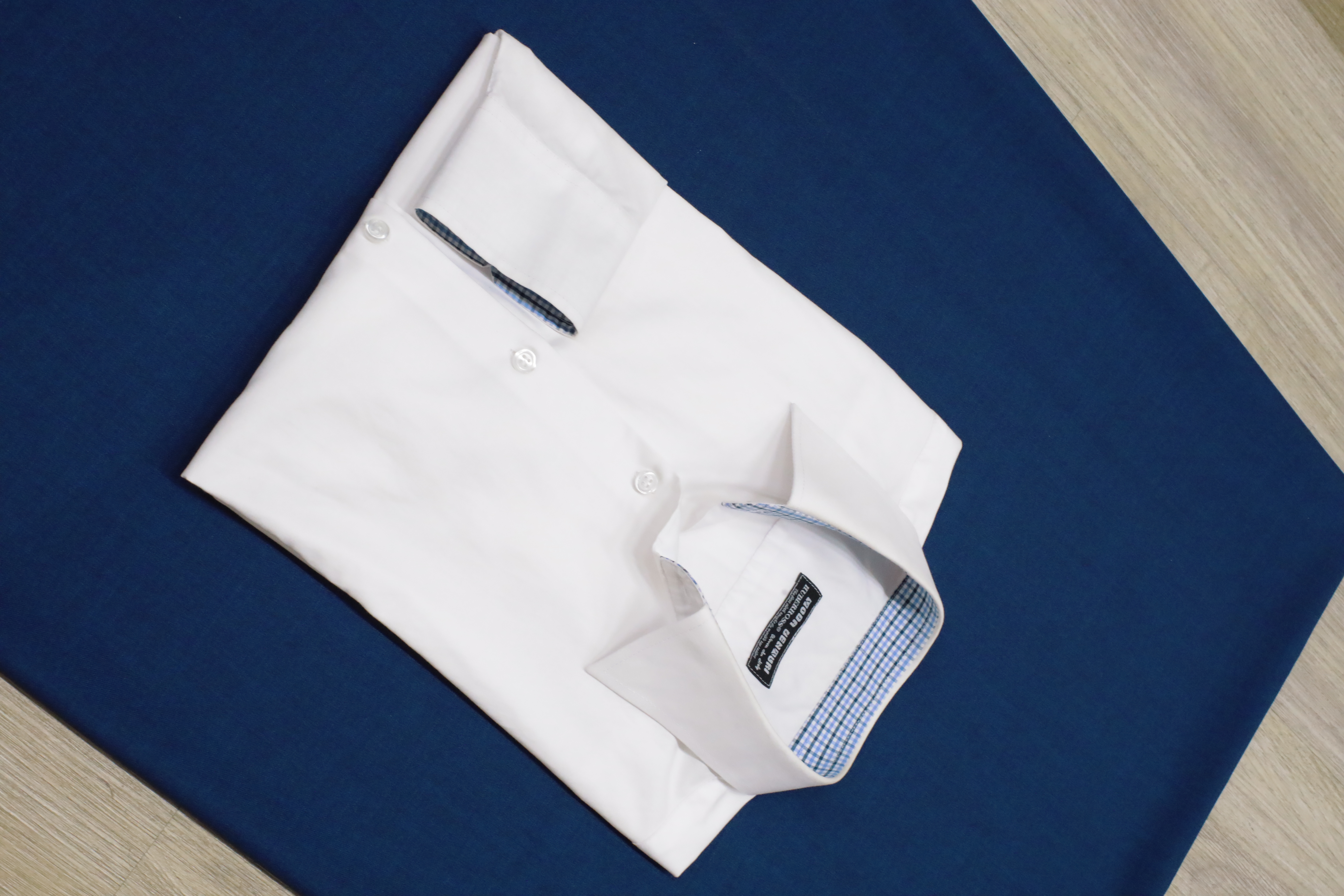 White shirt with checked inner detail | Sơ mi trắng, chi tiết caro bên trong