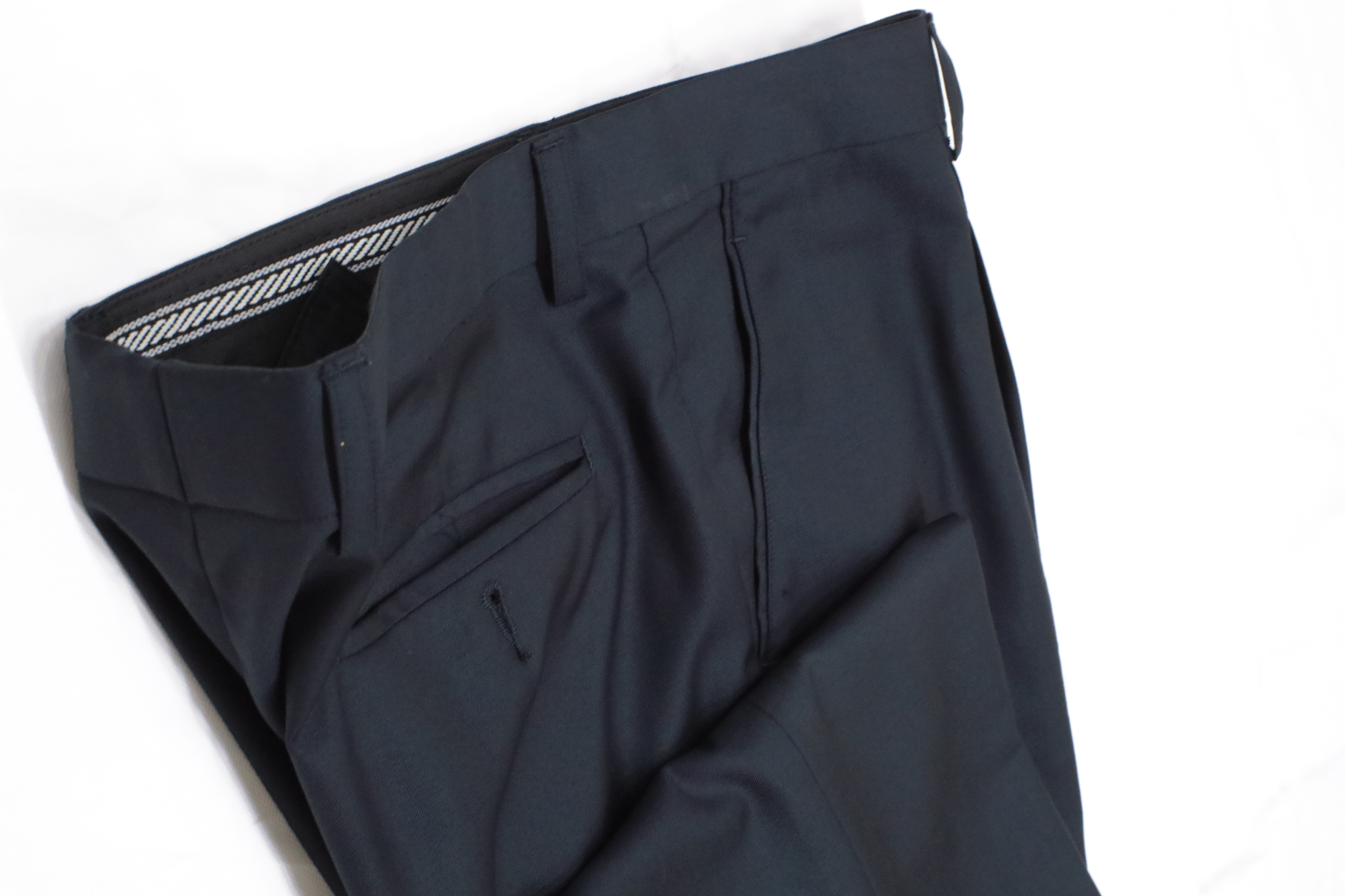 Tailored black trousers, interior detail | Quần đen may đo, chi tiết bên trong