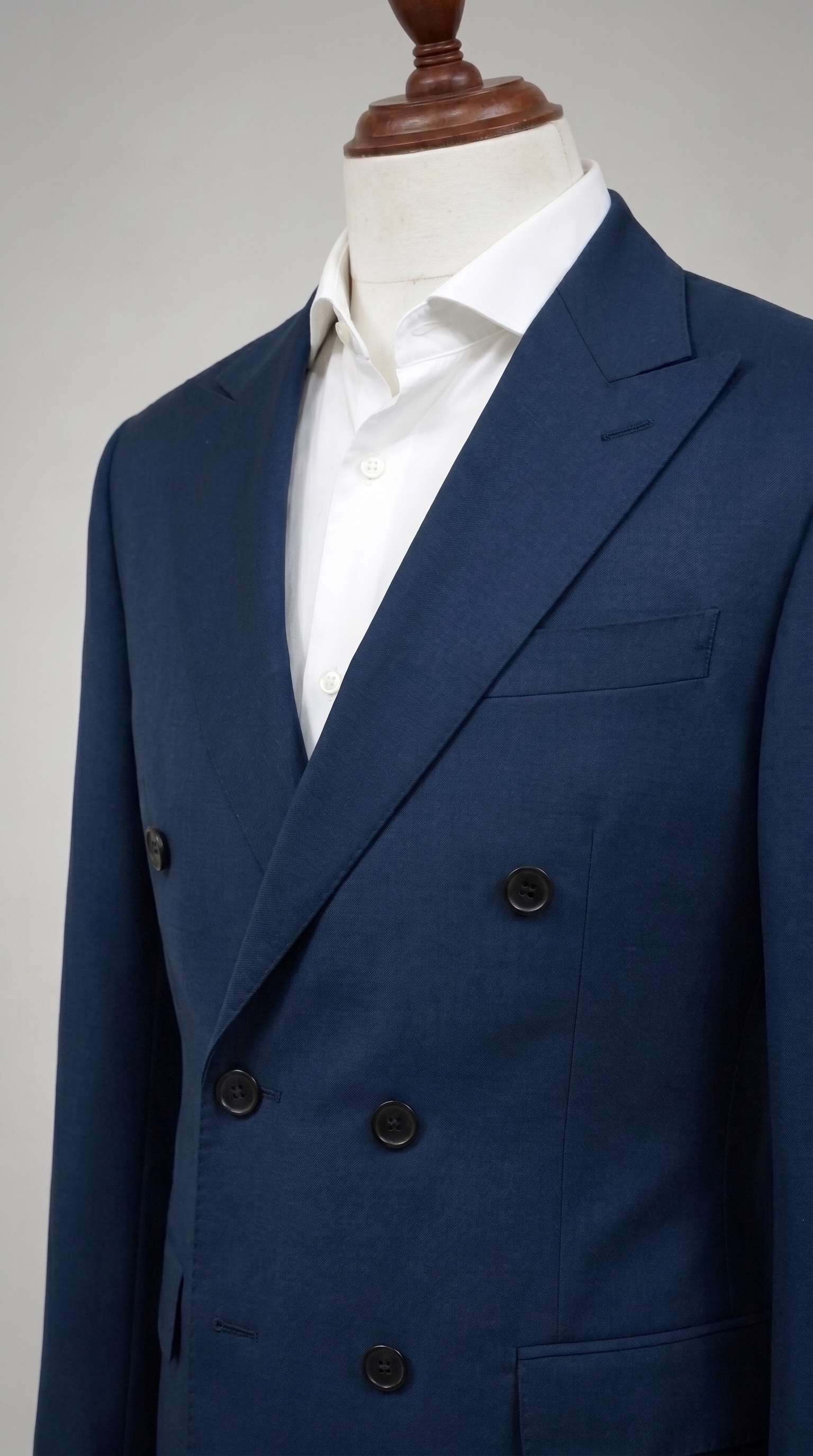 Navy suit lapel detail | Chi tiết ve áo suit xanh navy